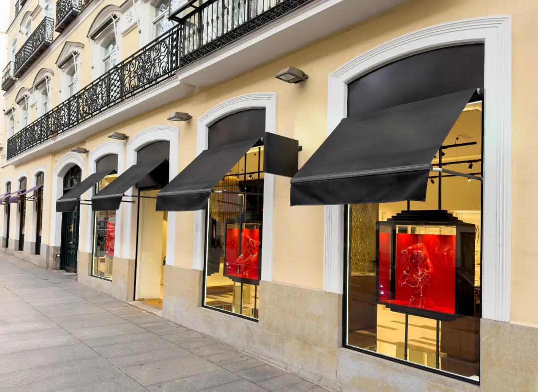 Façade vitrine de magasin en aluminium sur mesure à Caen